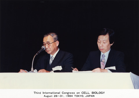 Photo 1. III ICCB（1984年、東京）の開会式で特別講演の座長を務める妹尾先生と沖垣