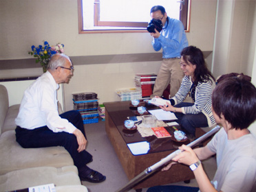 Photo 3. 月刊誌「クロワッサン」の取材に応じる妹尾先生（91才）